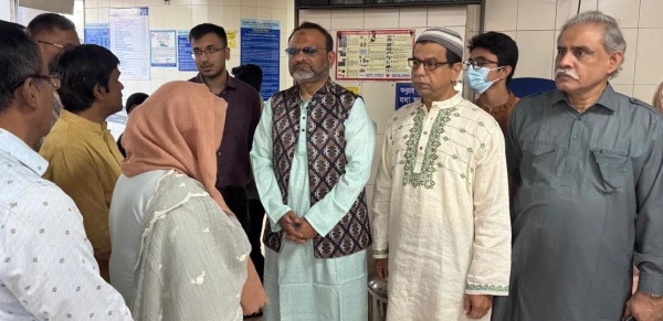 সাবেক উপাচার্য আরেফিন সিদ্দিককে দেখতে হাসপাতালে ঢাবি উপাচার্য